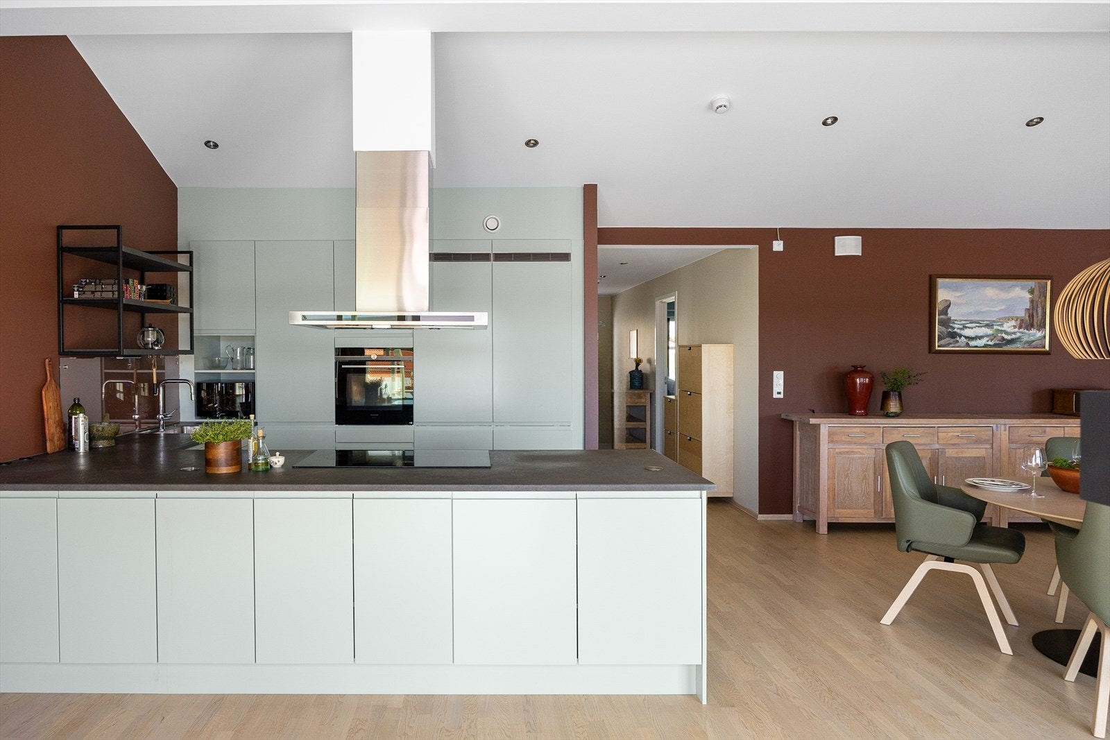 Kjøkkenet er oppgradert i forhold til standard leveranse. Innredningen er fra Sigdal (2020) med lyse, matte fronter, integrerte hvitevarer og godt med benk- og skapplass. Galleribilde