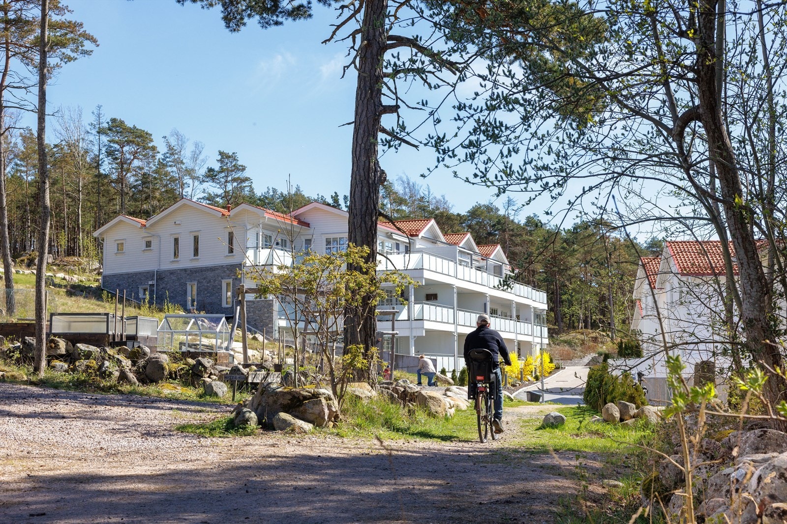 Prinsebakken ligger rolig til med grønne uteområder, kun et steinkast fra Skjærhalden sentrum. Galleribilde