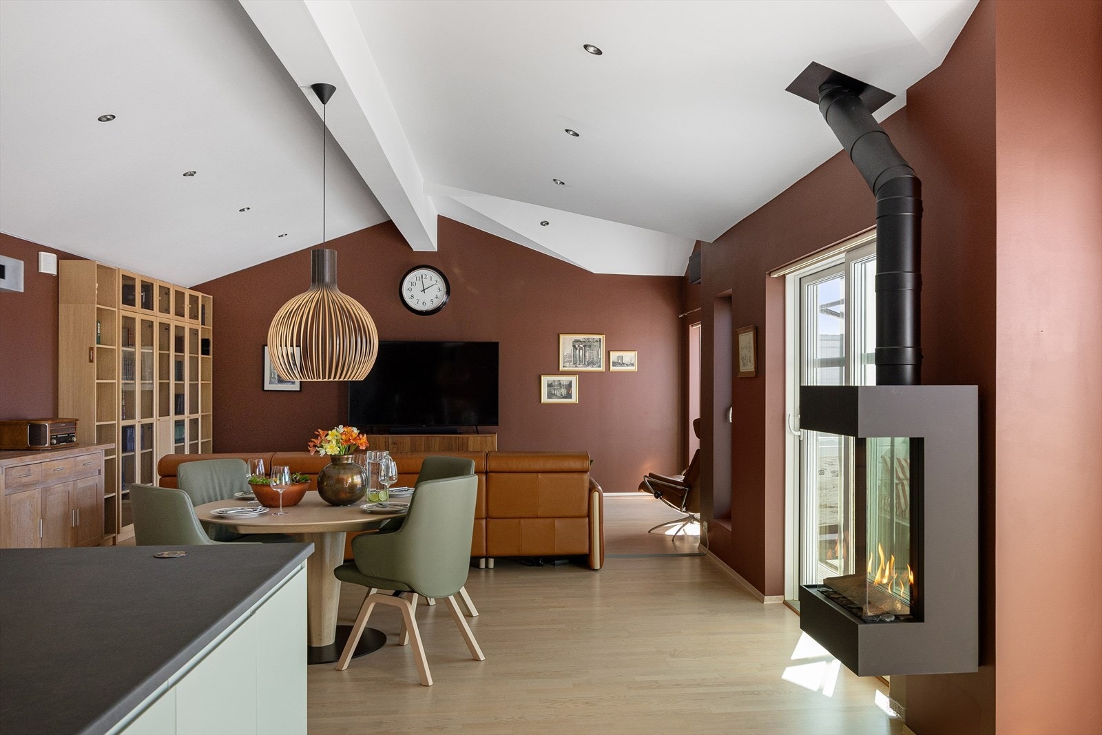 Gasspeisen i stuen er tatt bort. Det er kun oppvarming via varmepumpe i dag. Mulighet for å installere radiatorer som gir varme via fellesanlegg. Galleribilde