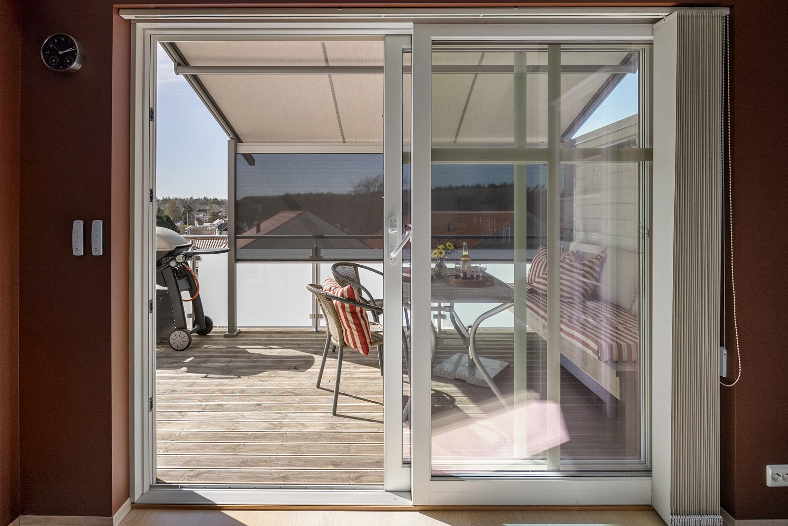 Denne uteplassen kan brukes selv om det skulle småregne. Her er det sunscreen som tak og sidevegger. Galleribilde