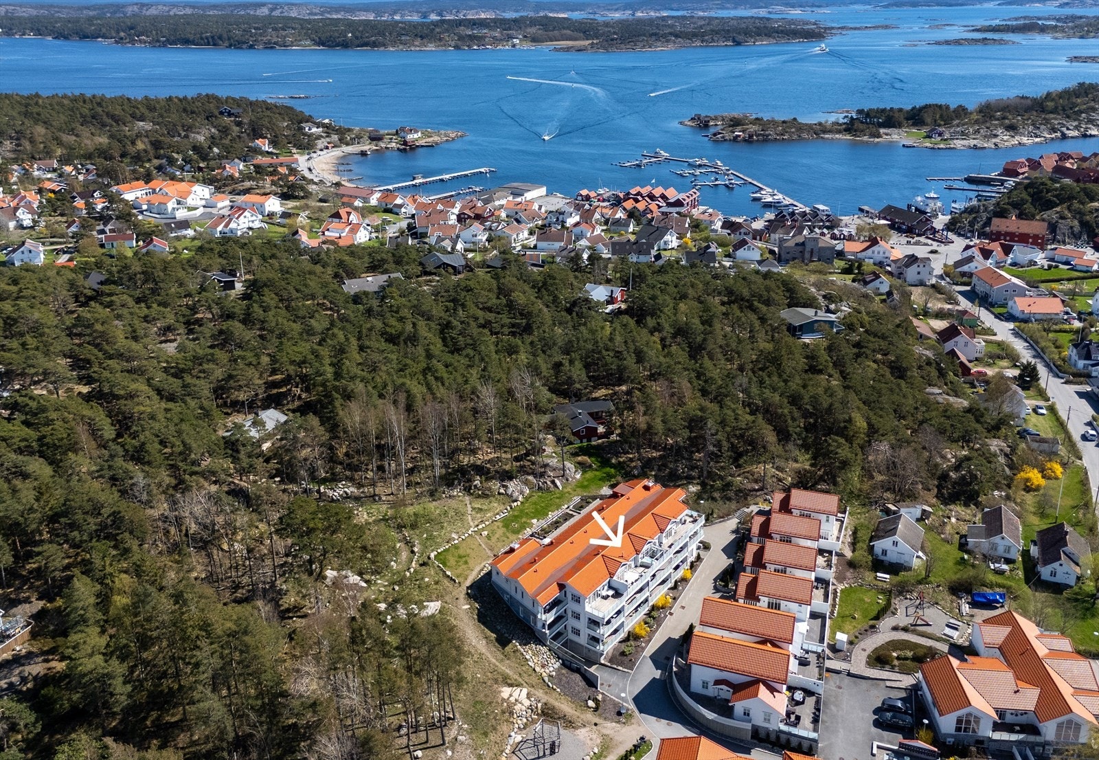 Skjærhalden ligger i rusleavstand. Stedet er kjent for sitt levende nærmiljø med butikker, kafeer, marina og kulturliv - et sted der folk bor, jobber og lever godt året rundt. Galleribilde