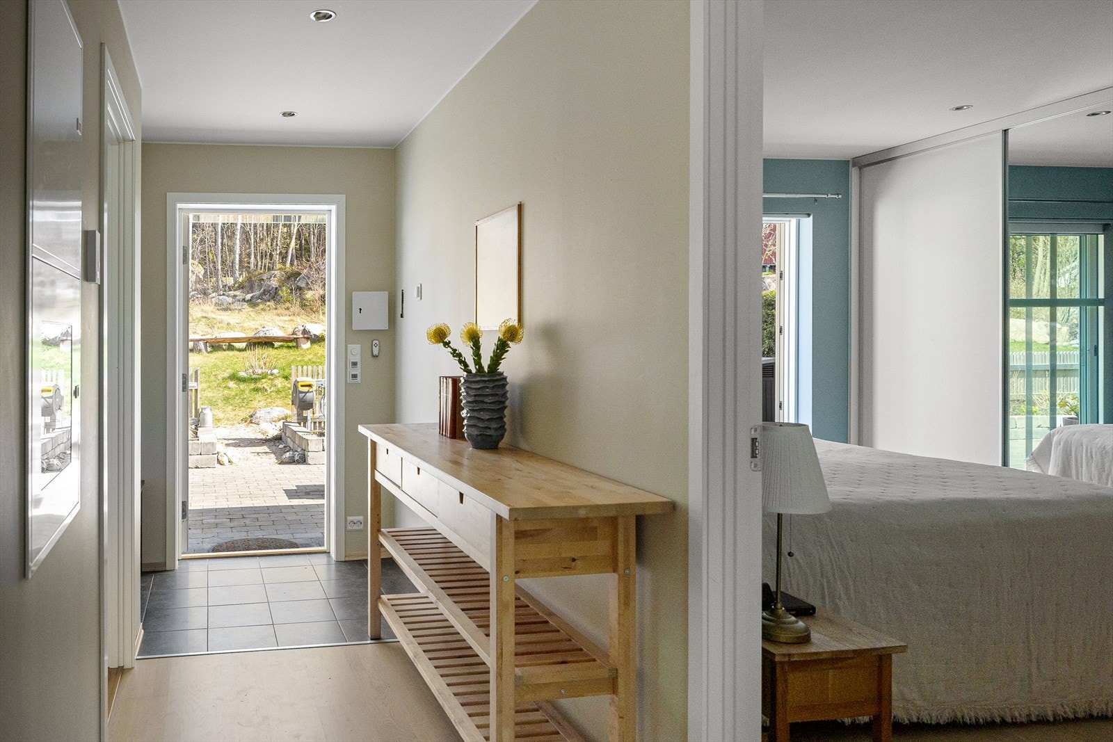 I gangen er det plass til å sette opp skyvedørsgarderobe. Galleribilde