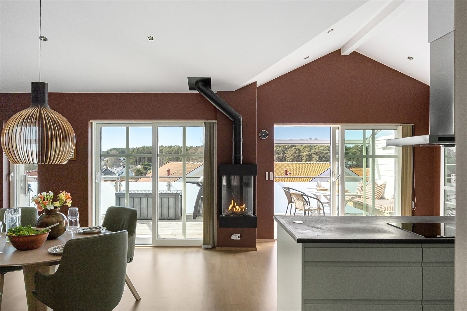 Her bor du i øverste etasje, med heis fra garasjeanlegg rett opp til leiligheten og utsikt over et av Østlandets mest sjarmerende tettsteder. Galleribilde