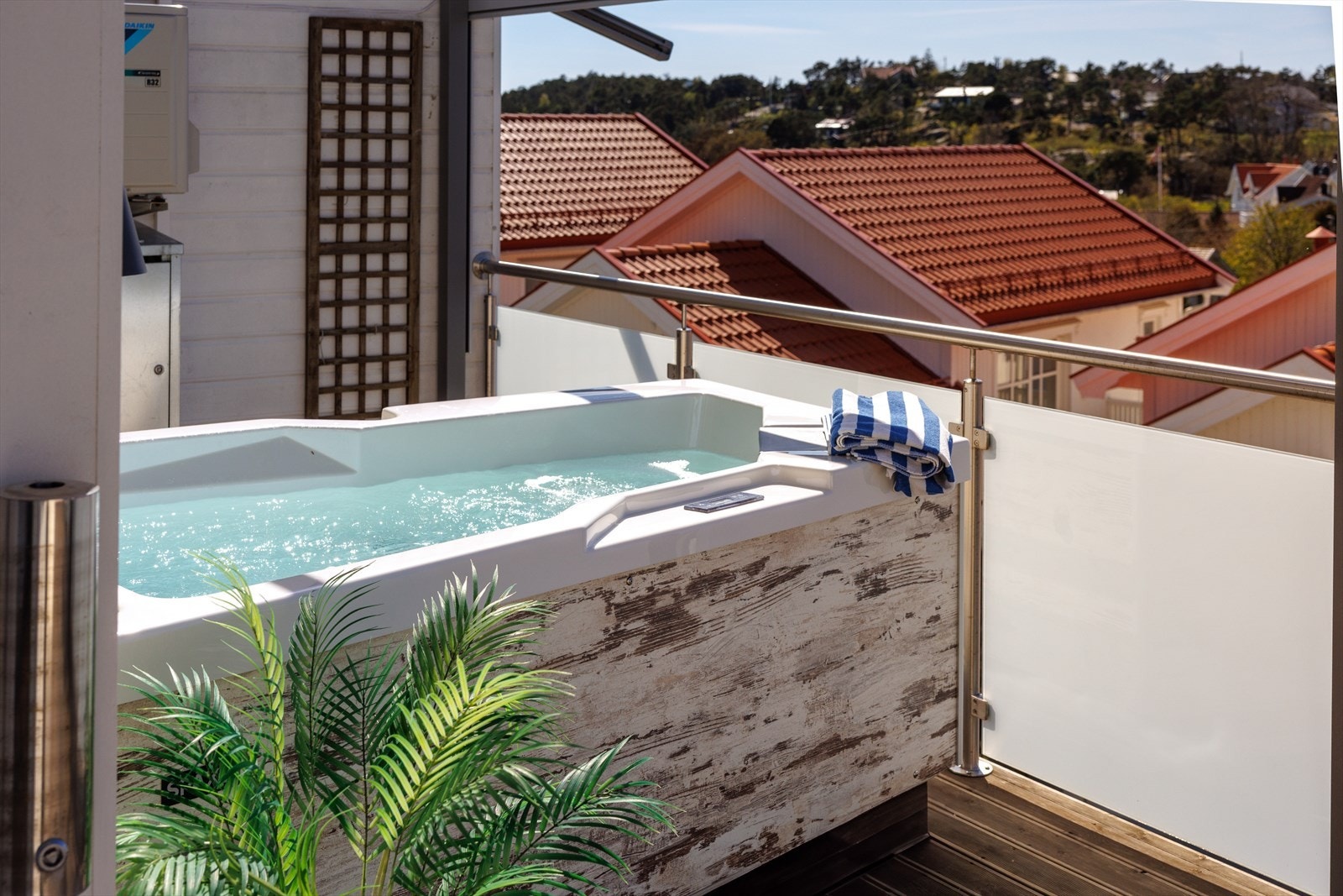 Her er det plass til både spisegruppe og loungemøbler, og ikke minst: din egen jacuzzi, som medfølger i salget. Galleribilde