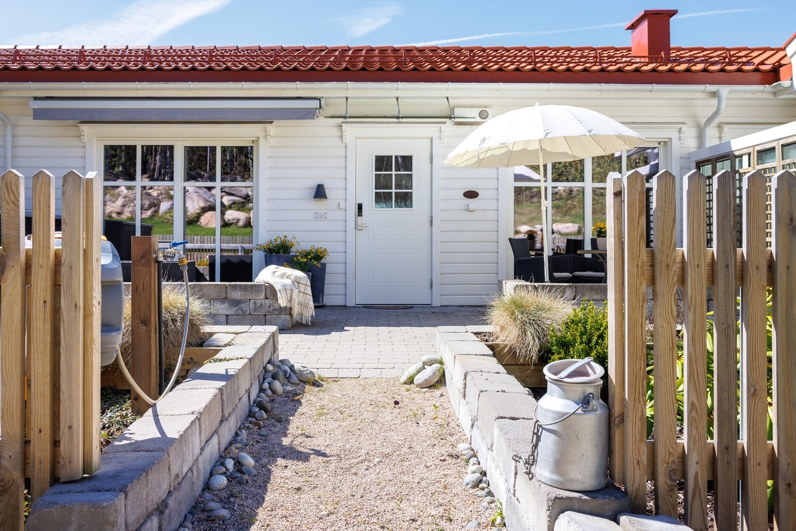 Inngangspartiet er pent opparbeidet og ønsker deg velkommen til en lettstelt leilighet. Galleribilde