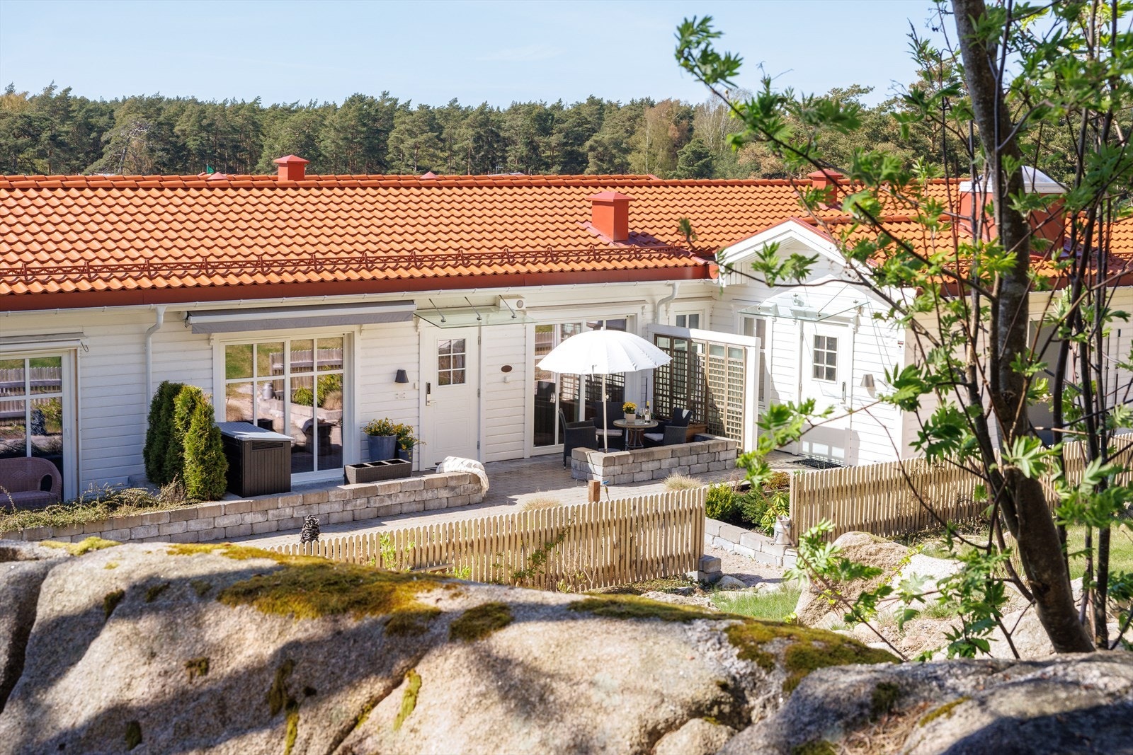 Prinsebakken 22 er en moderne og lettstelt 3-roms leilighet på idylliske Skjærhalden - et attraktivt helårssted ytterst i Hvalers skjærgård. Galleribilde