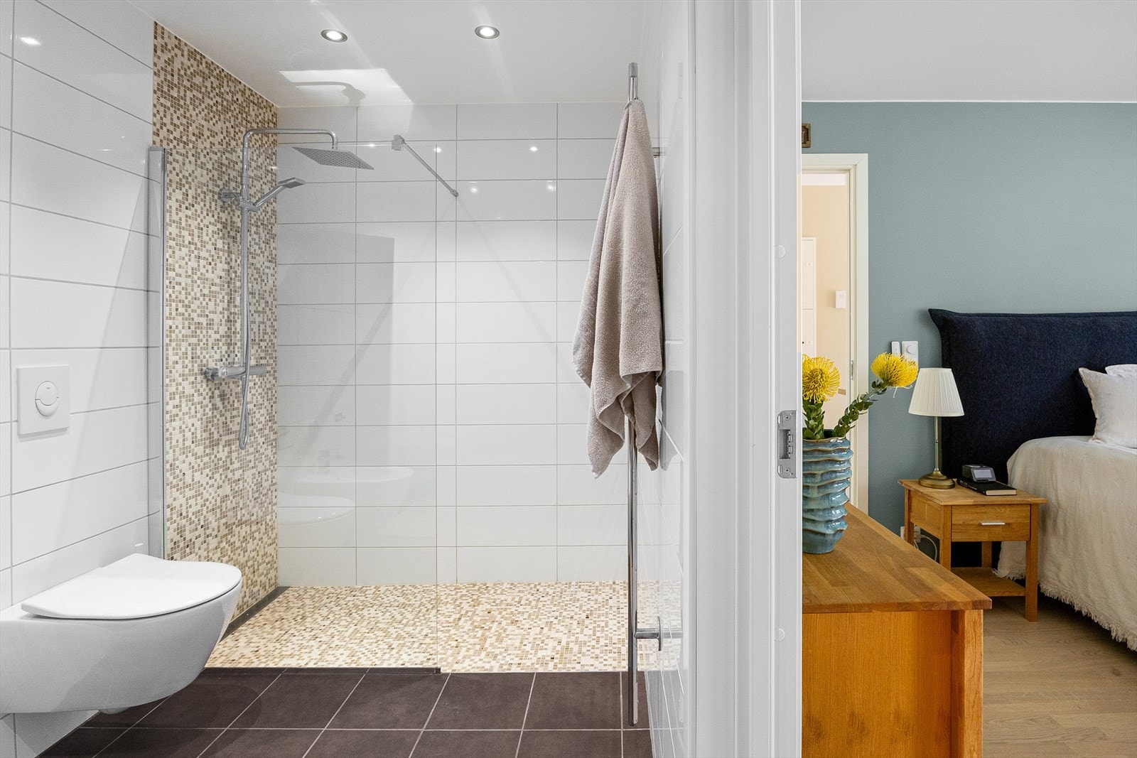 Hovedsoverommet har eget flislagt bad fra 2020, komplett med dusj, bidé og god oppbevaringsplass. Galleribilde