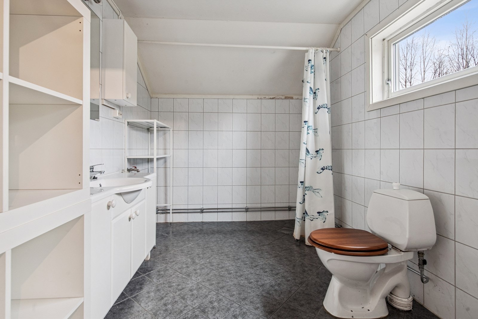 Flislagt bad i 2.etasje med varme i gulv. Galleribilde