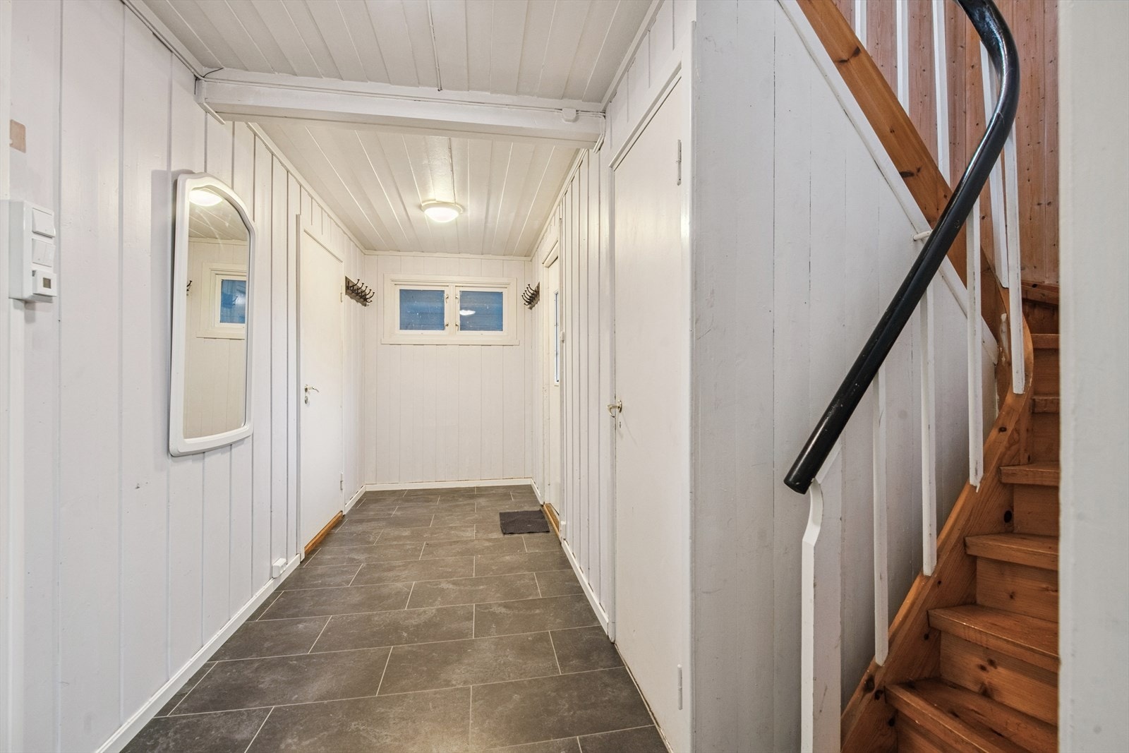 Trapp opp til leilighet i 2. etasje Galleribilde