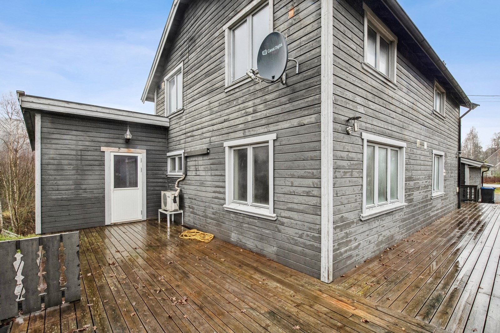 Huset er oppgradert noe de siste 15 år, bla. med ny kledning og en romslig terrasse. Galleribilde