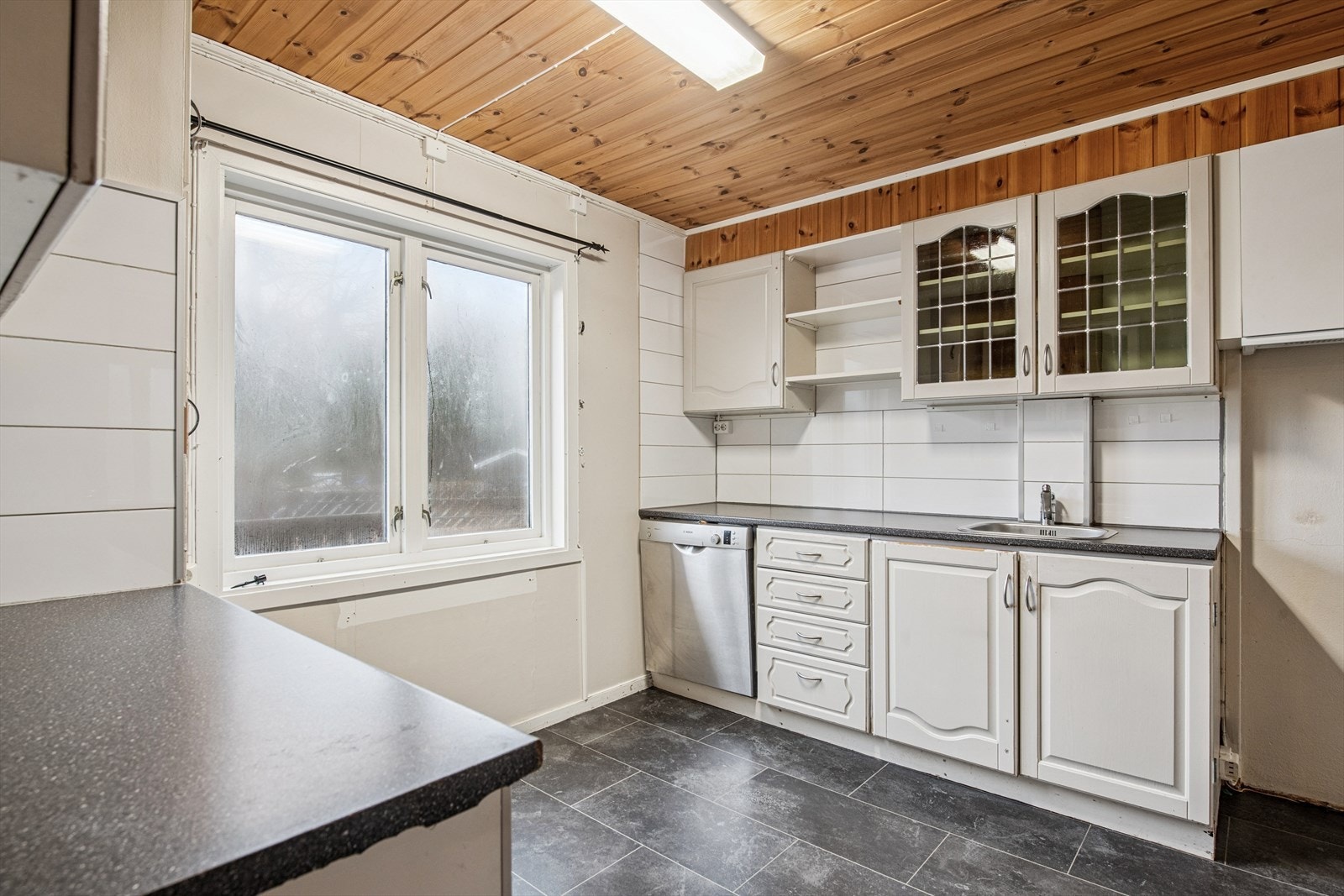 Kjøkken i 1. etasje med eldre innredning. Galleribilde