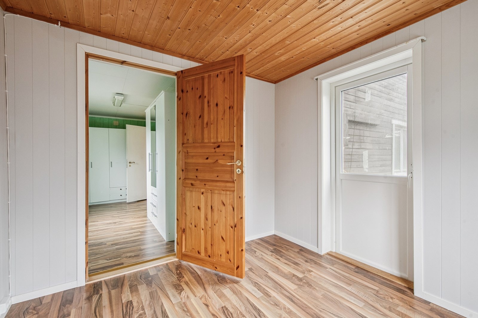 Fra dette soverommet er det adkomst til gang m/utgang til terrassen. Galleribilde