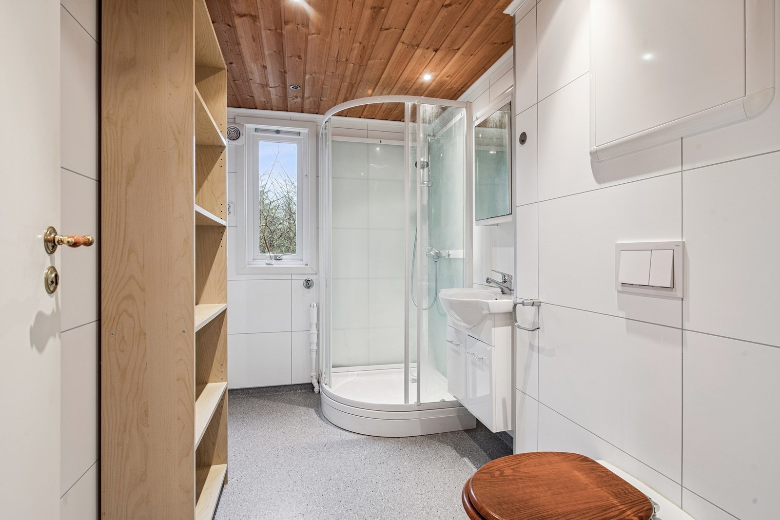 Bad i 1. etasje ble renovert i 2019. Galleribilde