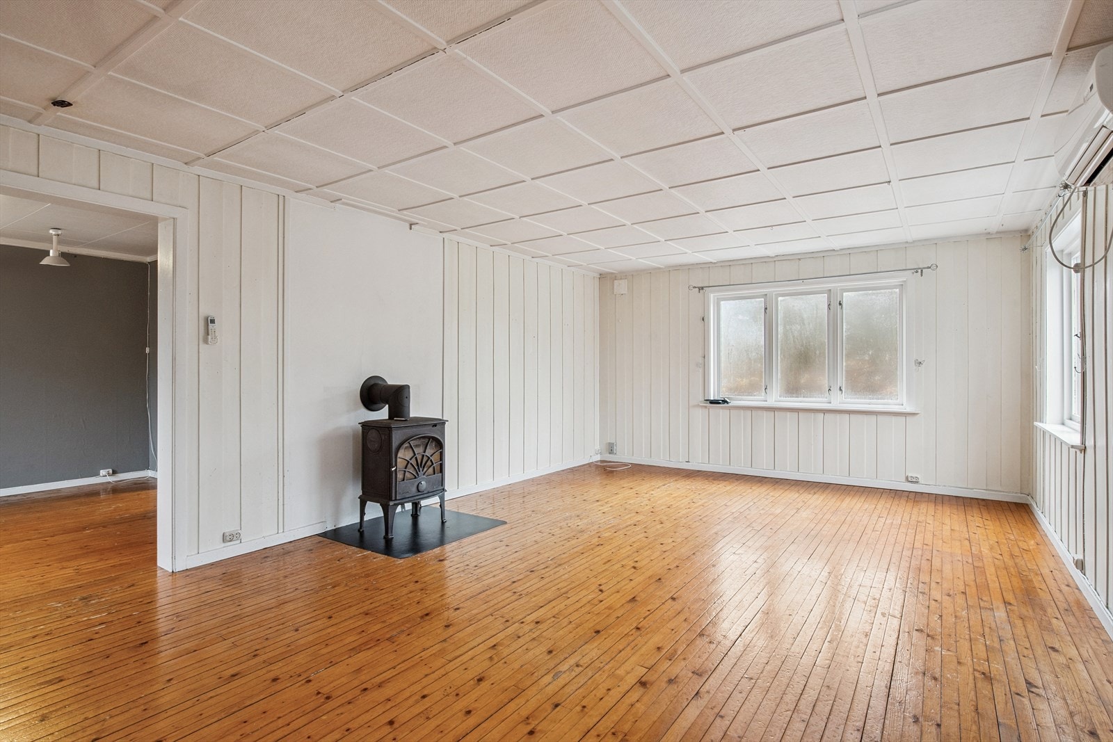 I stuen er det vedovn og varmepumpe. I spisestuen er det en eldre ved-/parafinovn. Galleribilde