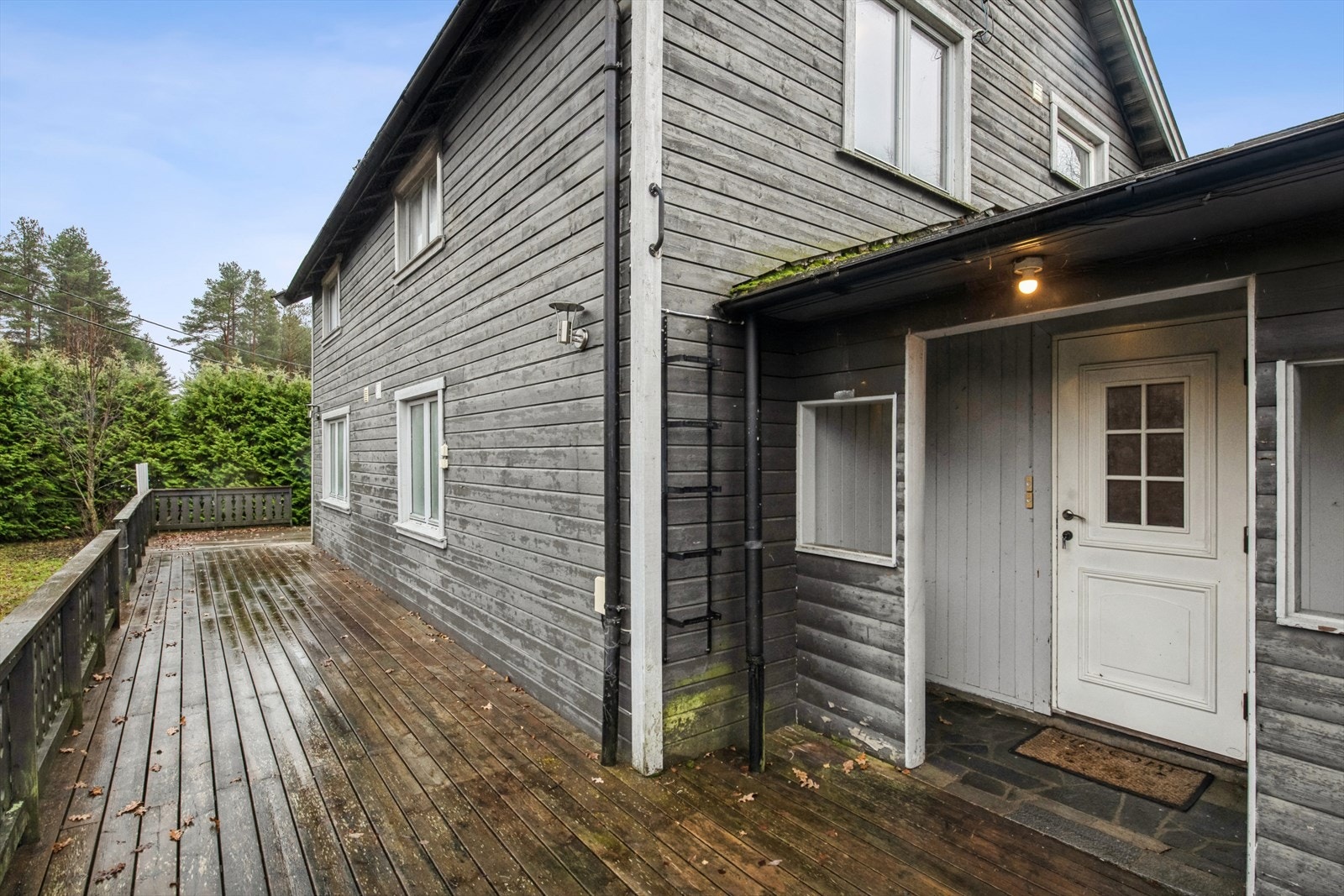 Boligen har 2 leiligheter med felles inngang. Galleribilde