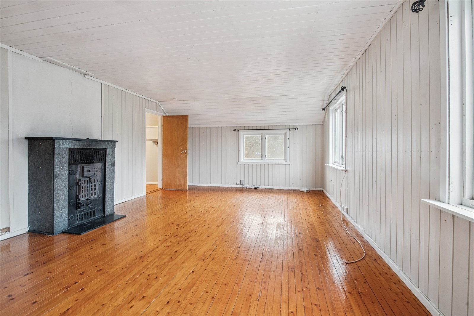 Stue med gammel vedovn. Galleribilde