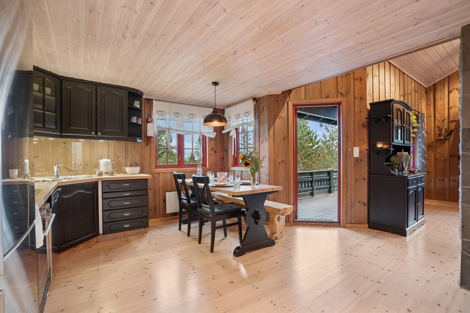 Fra kjøkkenet er det utgang ut til terrassen. Galleribilde