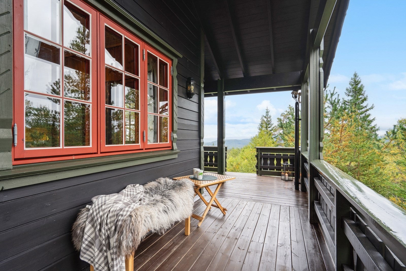 Overbygget terrasse med fin utsikt. Galleribilde