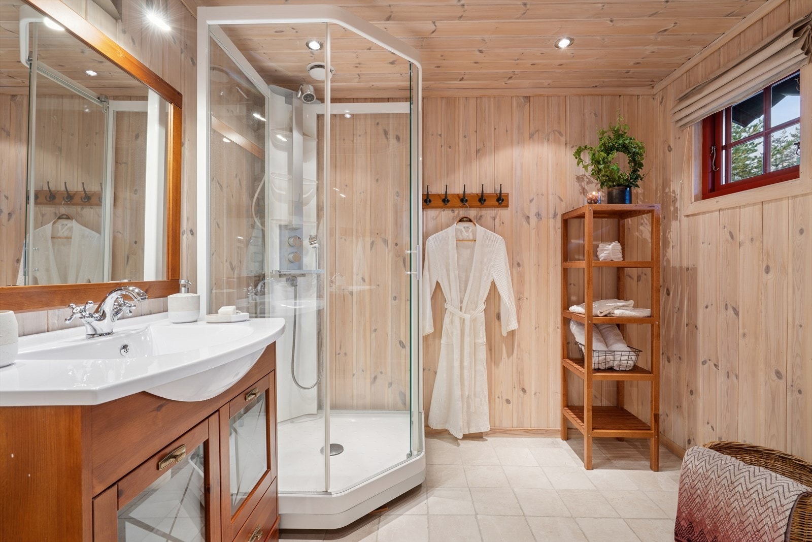 Lyst og fint bad med fliser på gulv. Galleribilde