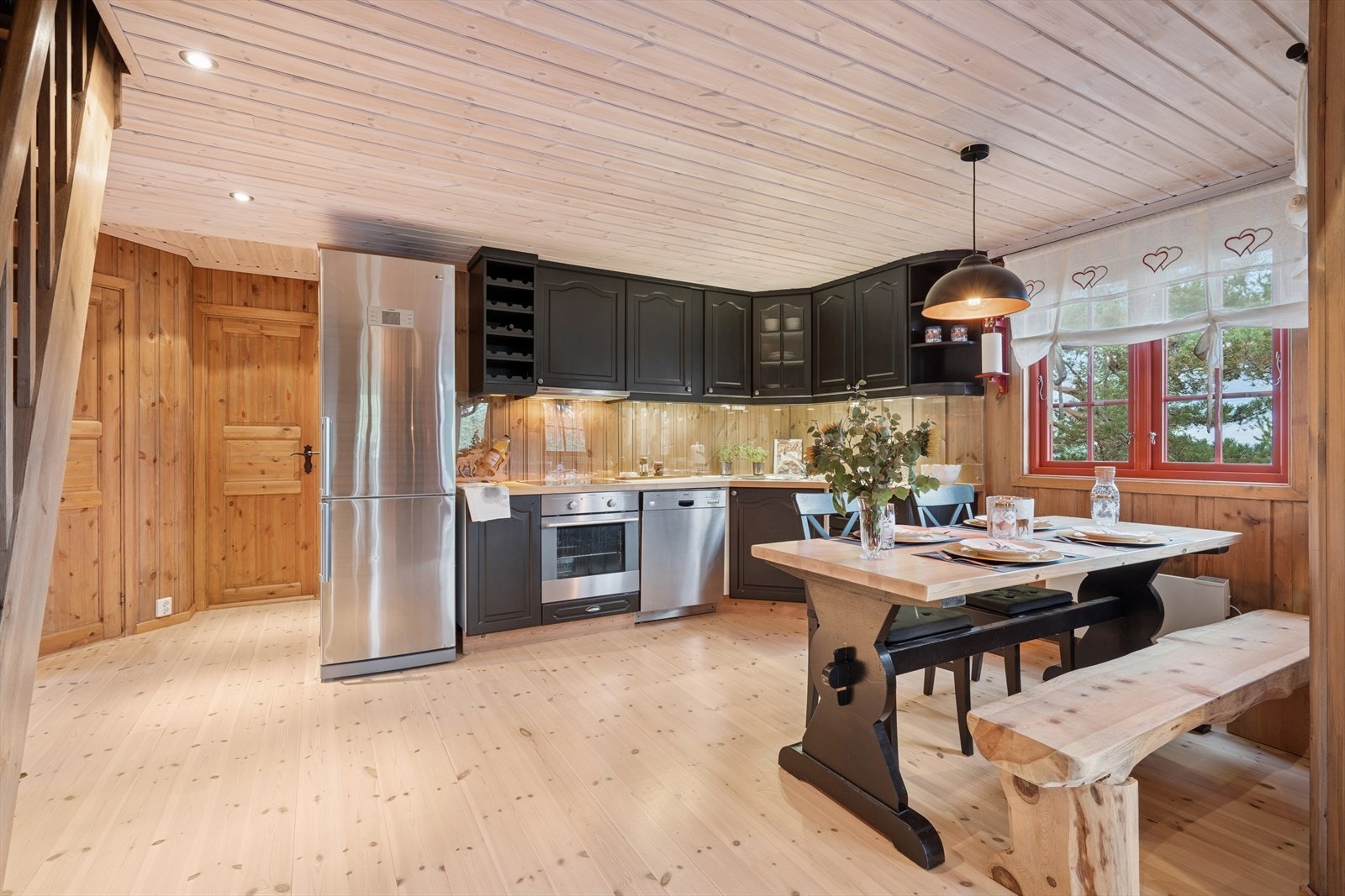 Koselig kjøkken med spiseplass. Galleribilde