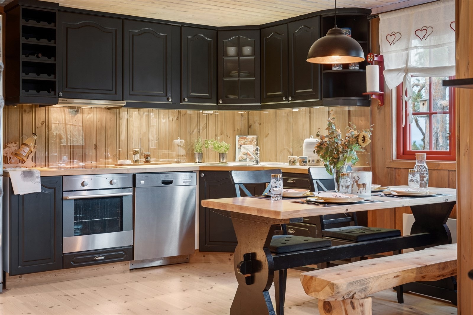 Kjøkkenet har bra med skapplass, og integrerte hvitevarer som medfølger salget. Galleribilde