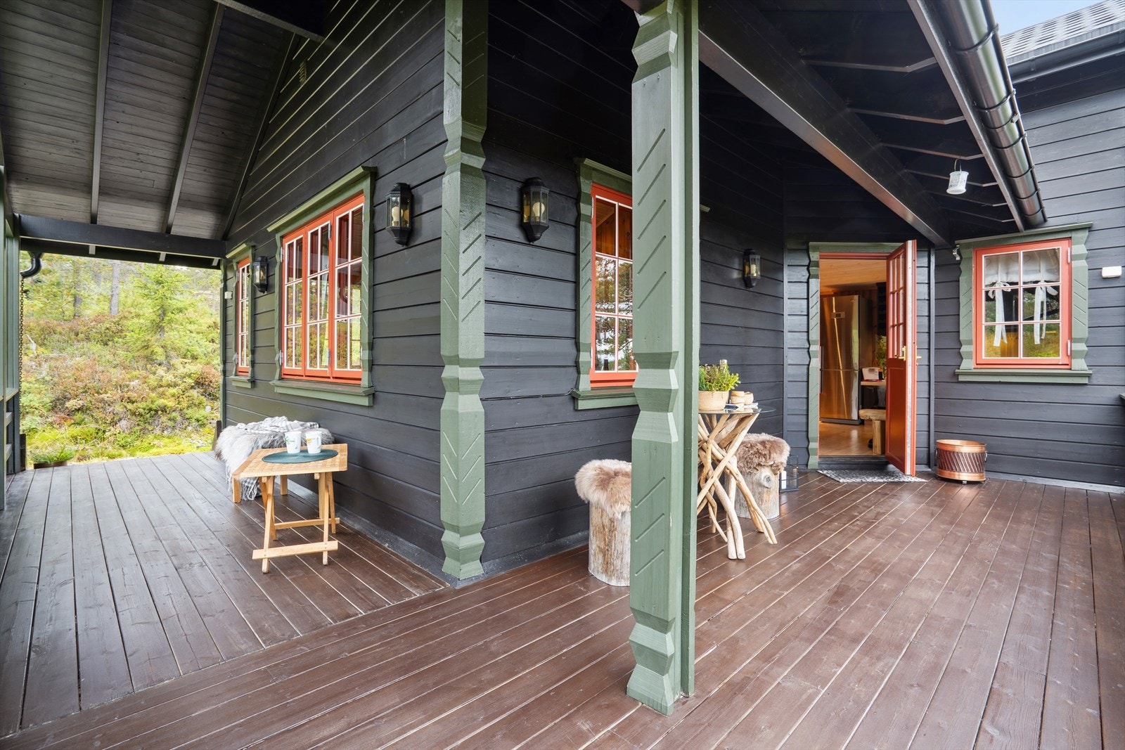 Lun og fin terrasse som er delvis overbygd. Galleribilde