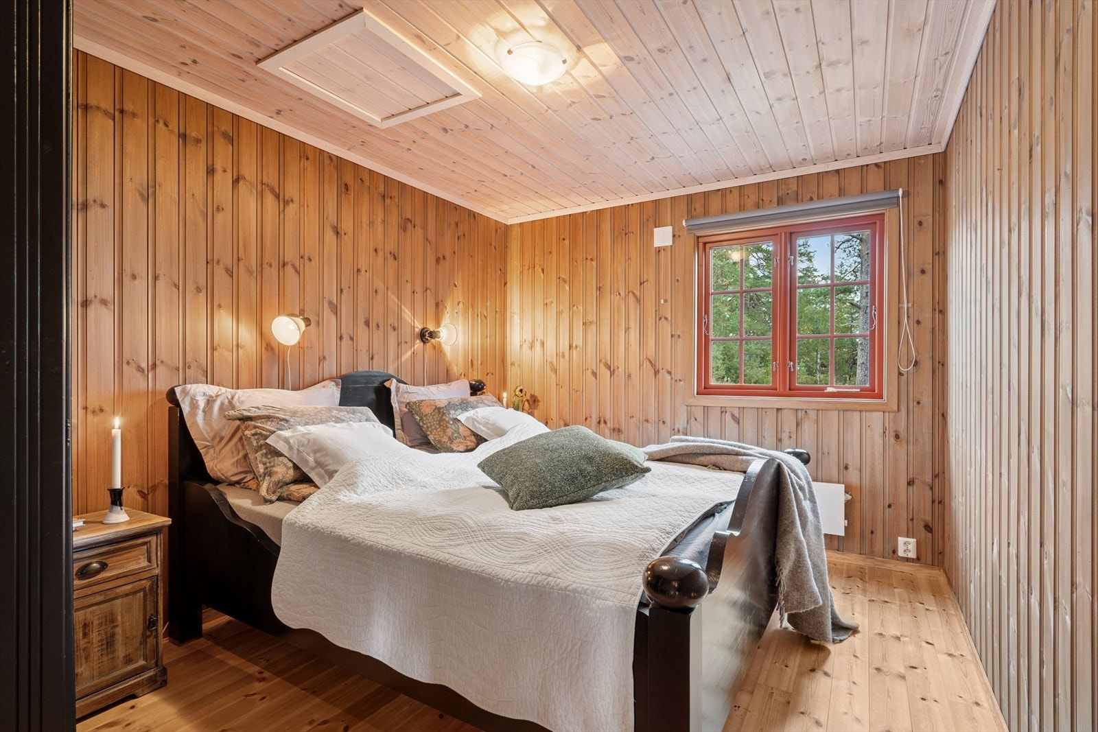 Romslig soverom i 1. etasje. Galleribilde