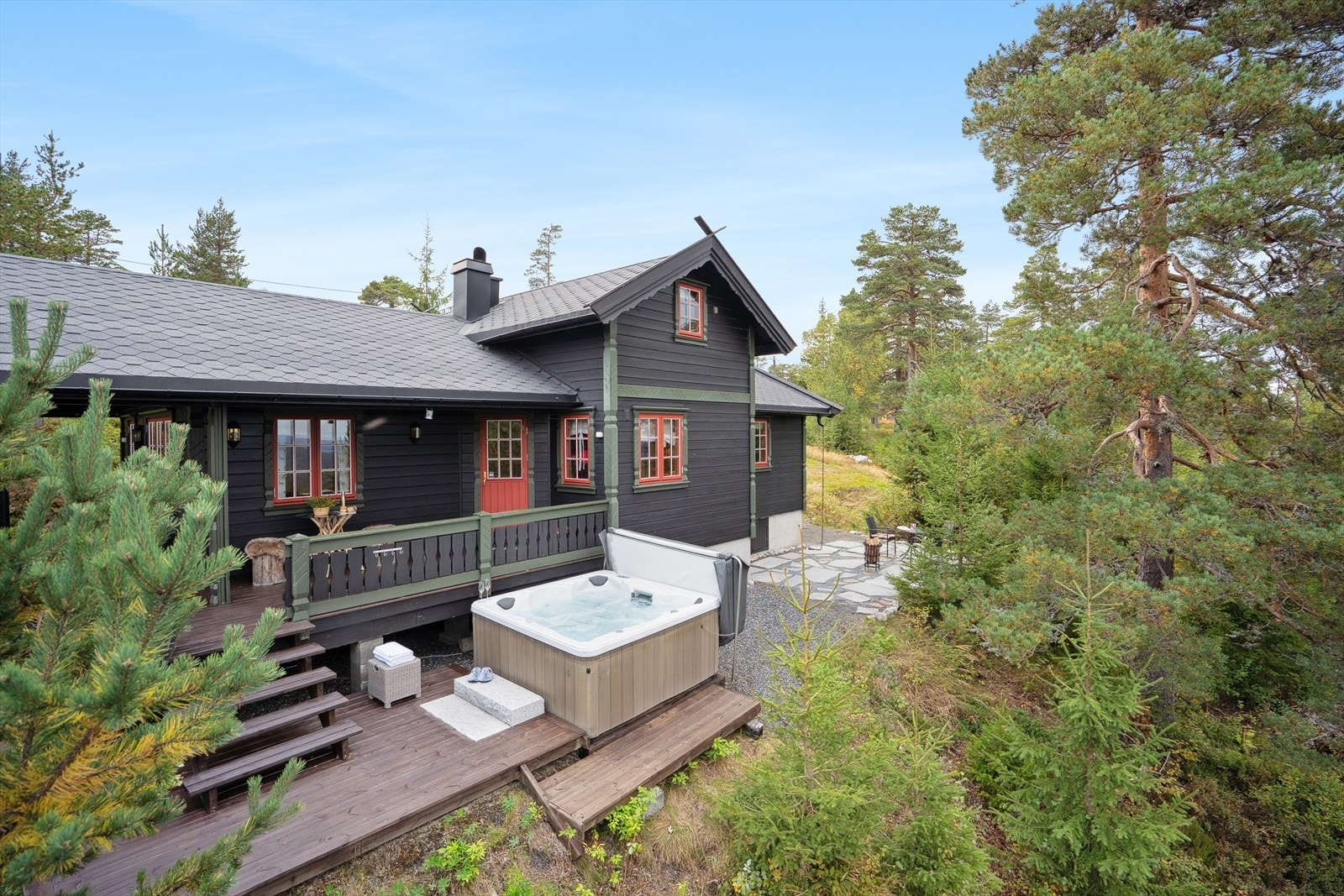 Det er fine uteplasser rundt hytta hvor du kan flytte deg etter været. Jacuzzien medfølger salget. Galleribilde