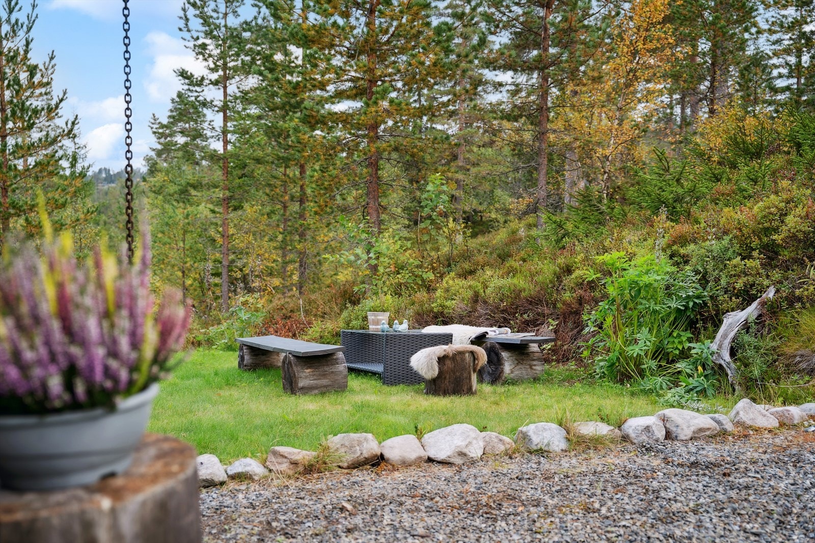 Koselig uteplass med plen. Galleribilde
