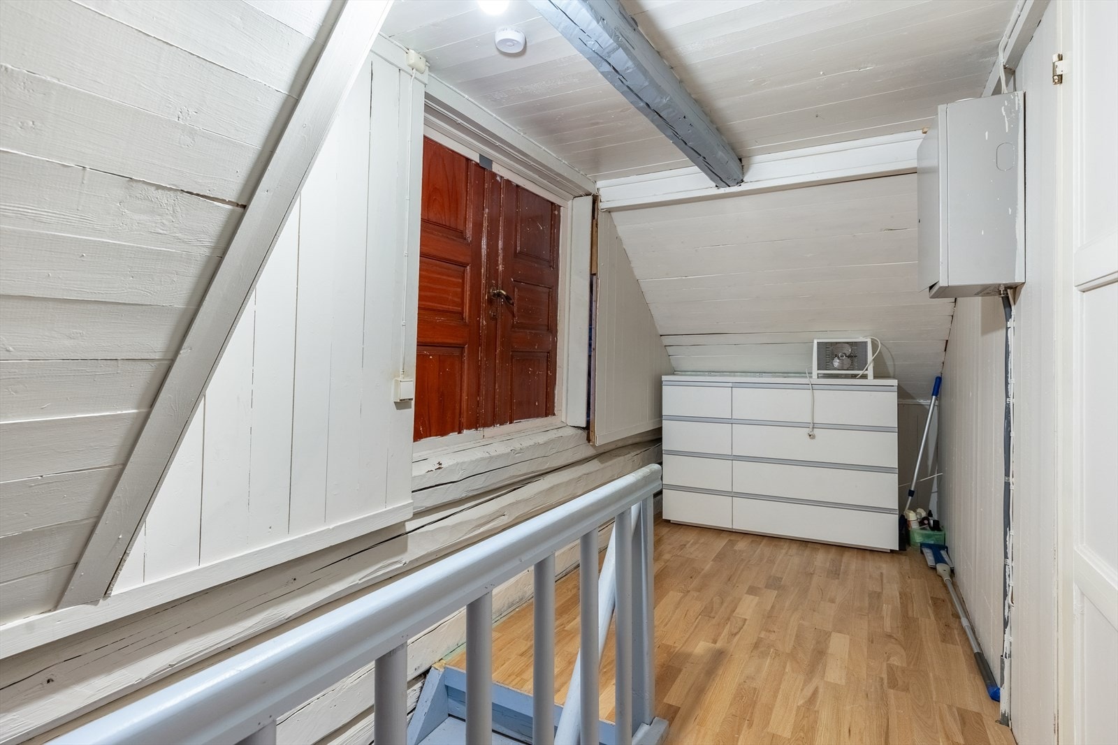 3. etasje med adkomst til uinnredet loft og loftetasje som følger leiligheten Galleribilde