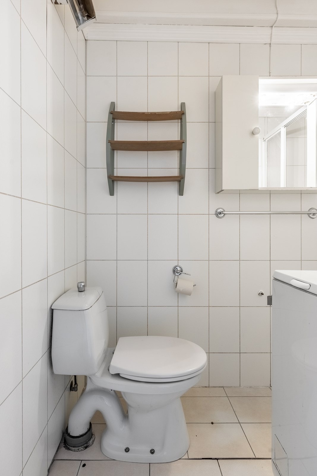 Bad med toalett, dusj og vask Galleribilde