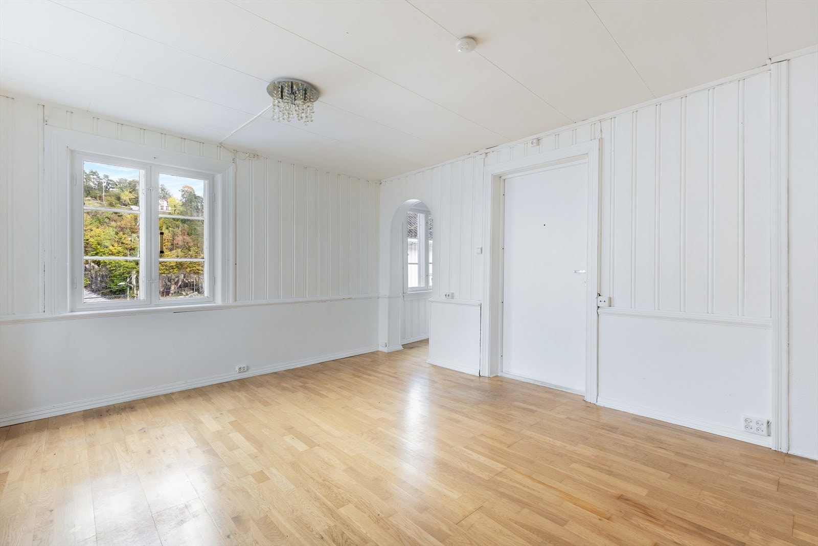 Lys og trivelig stue med plass til sofagruppe Galleribilde