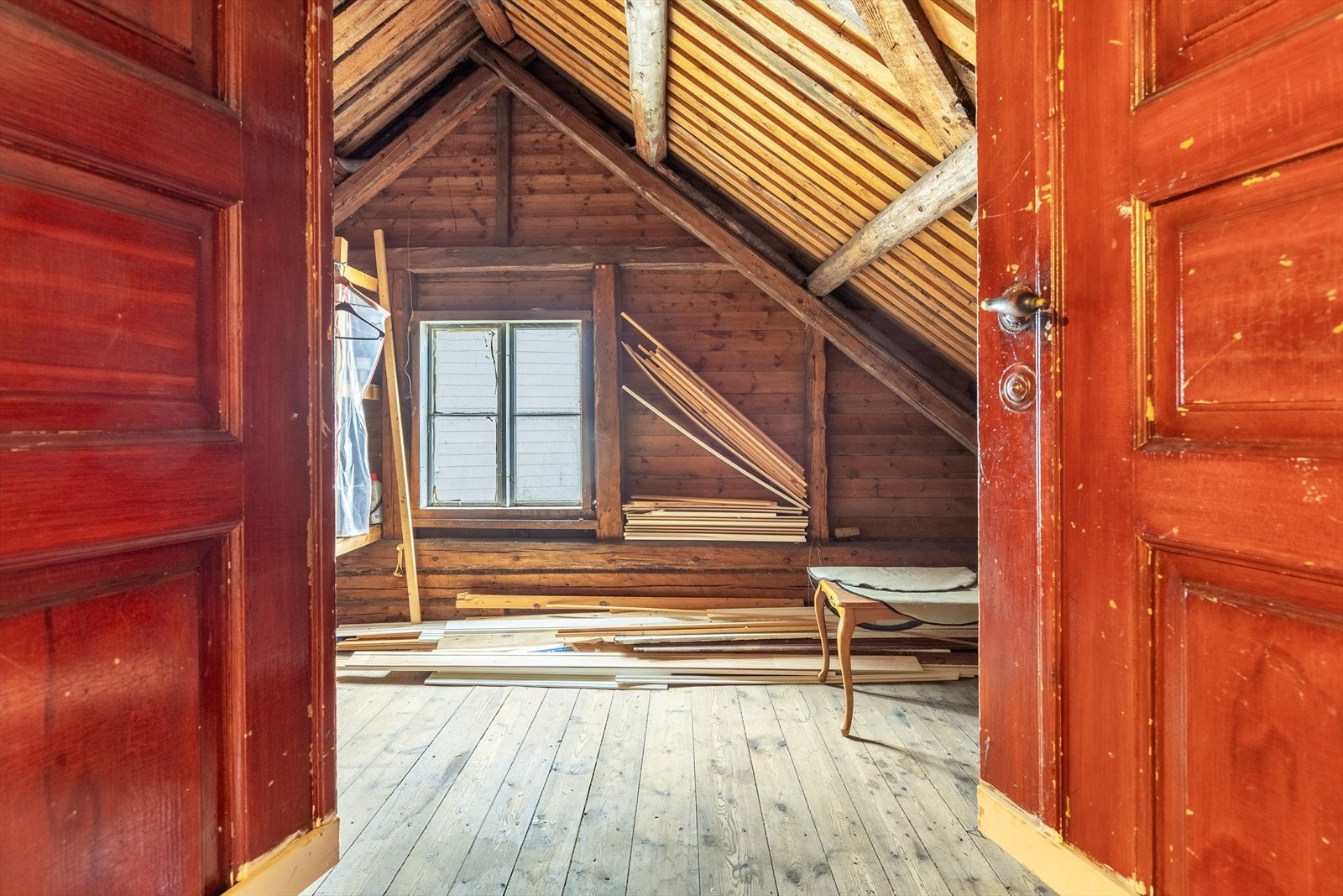 Uinnredet loft med masse lagerplass Galleribilde