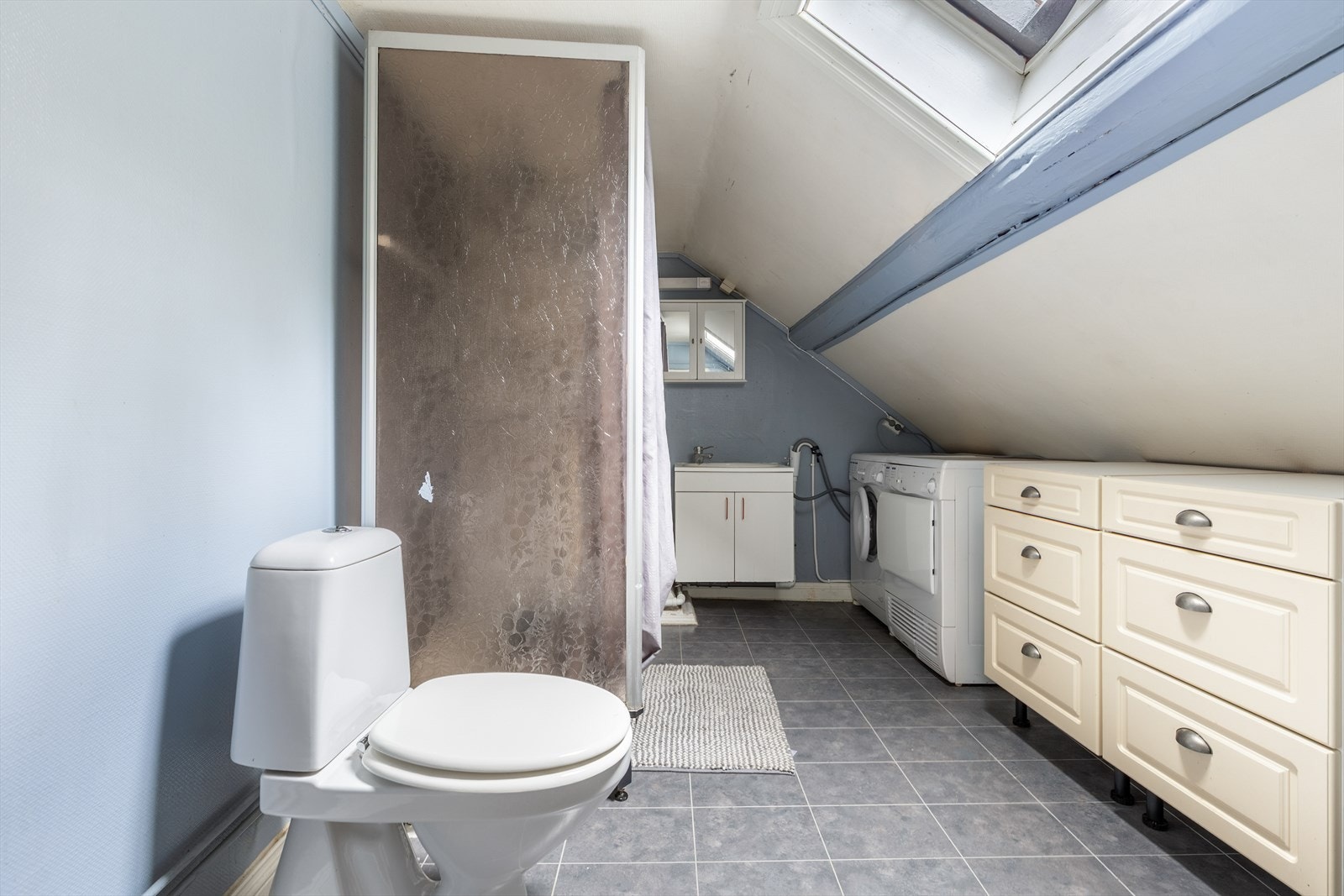 Bad i loftsetasje Galleribilde