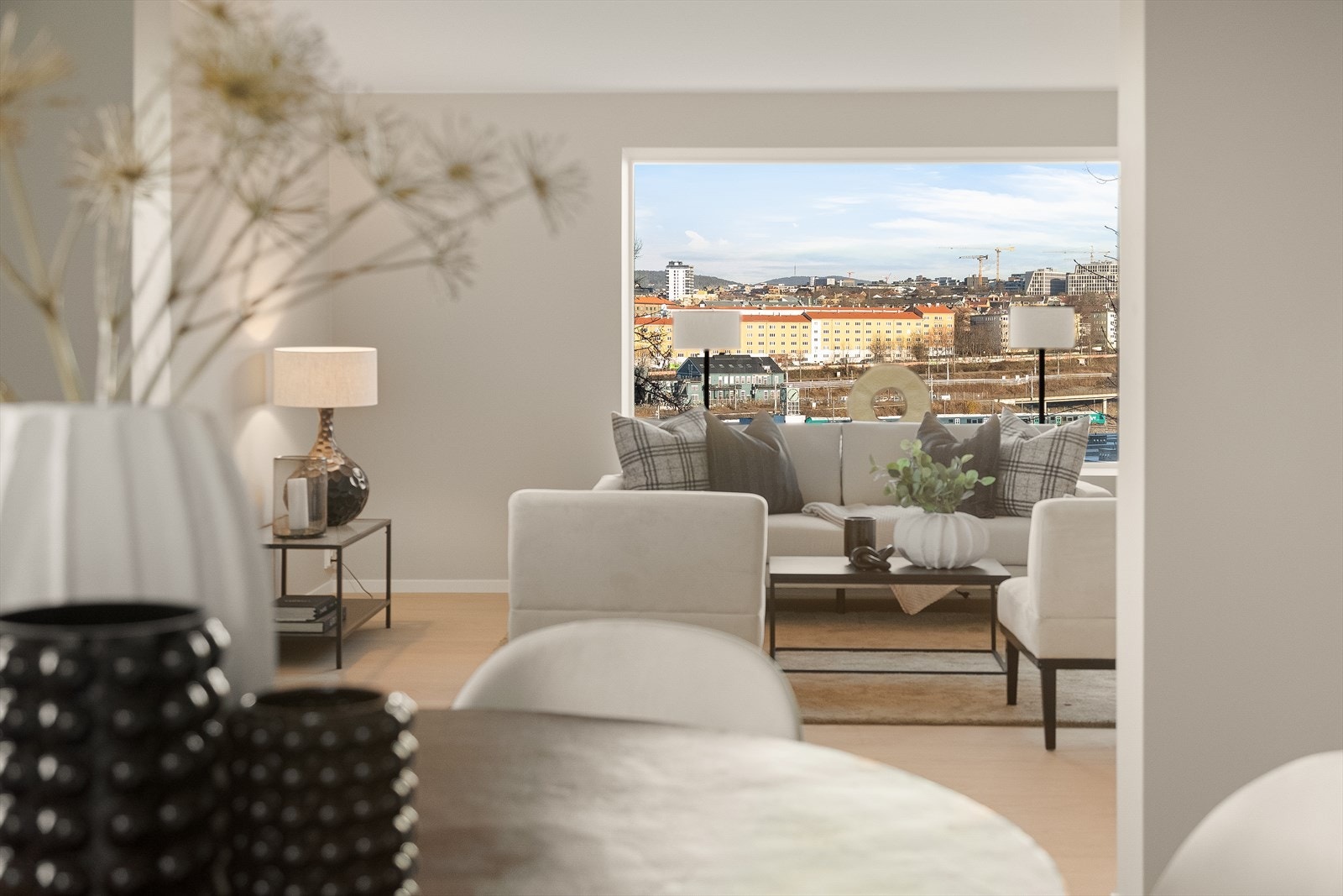 Herlig siktlinje fra spisestuen og gjennom stuen. Galleribilde
