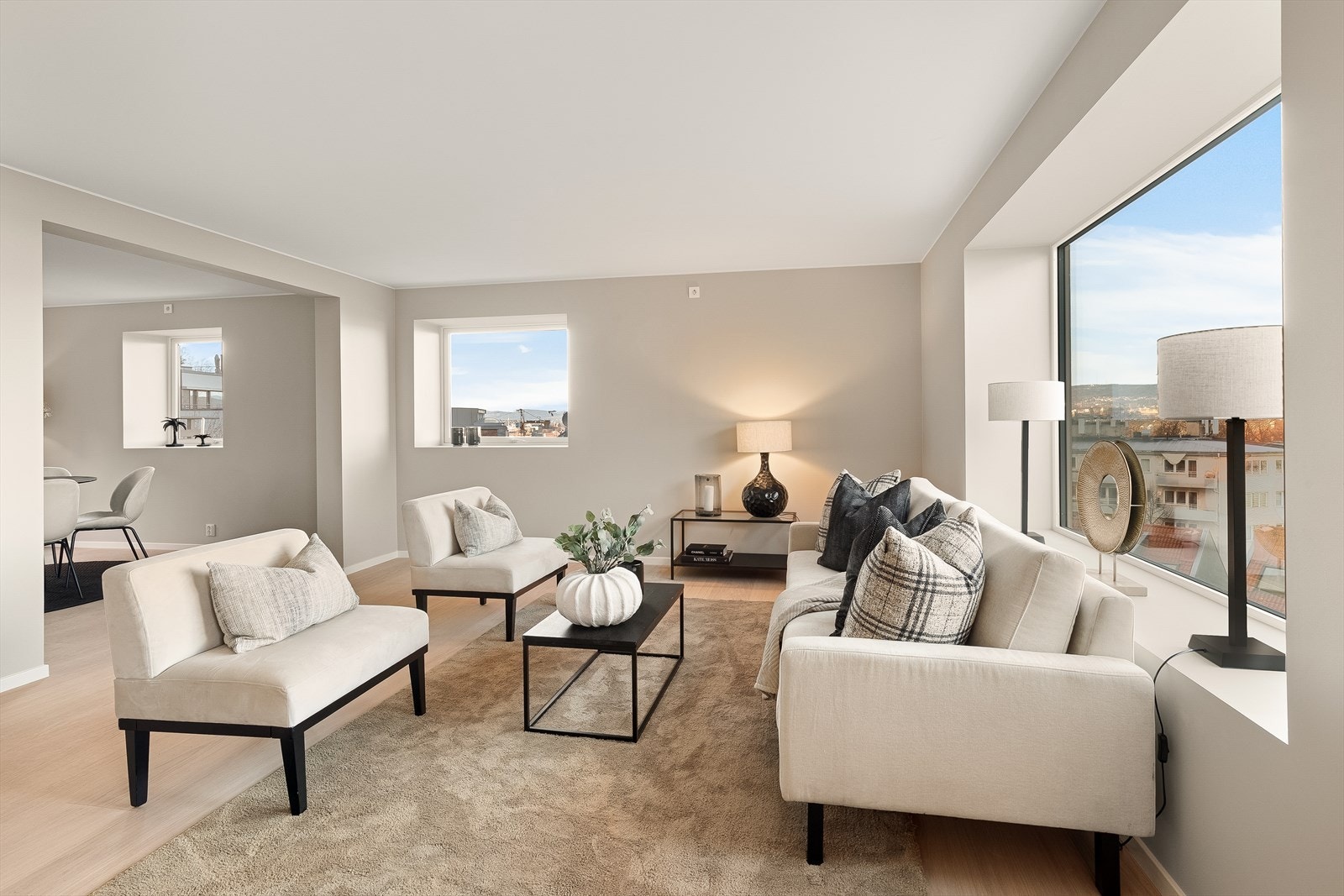 Nylig oppusset 4-roms leilighet med en sjeldent stor terrasse på ca. 127 m². Galleribilde