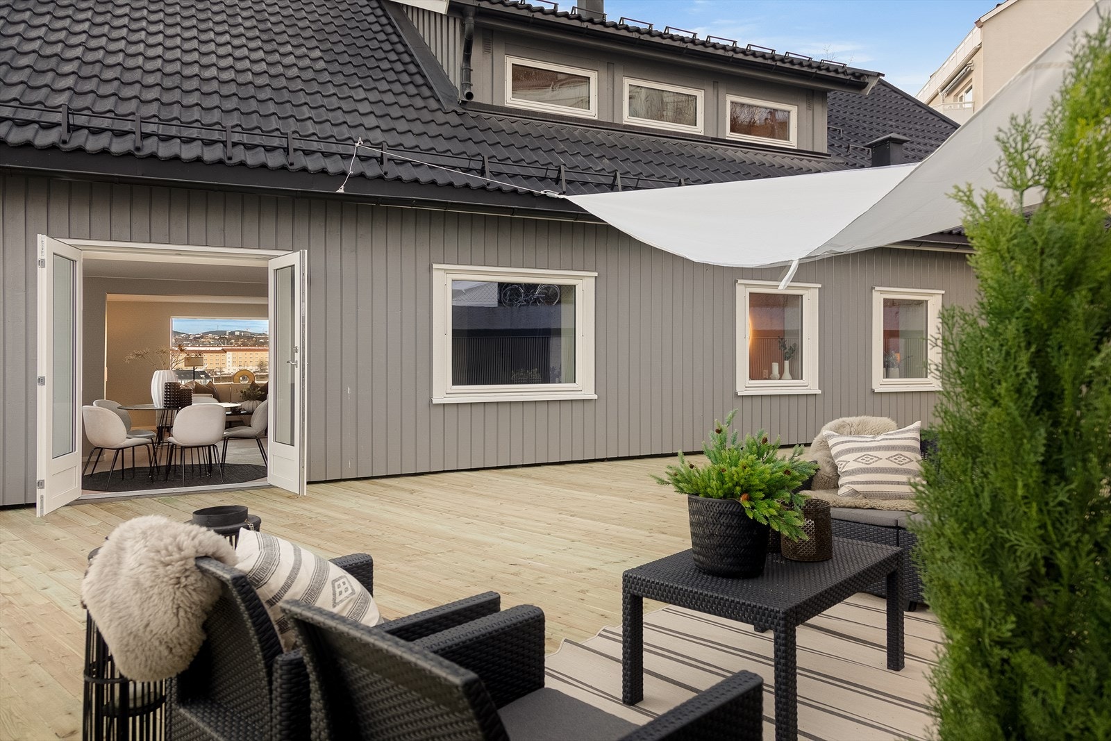 Terrasse på hele 127 m² - perfekt for sol, utsikt og hygge. Galleribilde