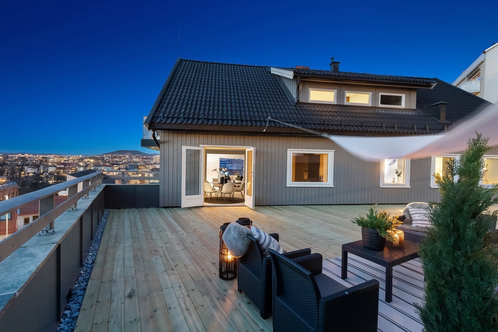 Med gode solforhold kan du nyte lange, lyse dager med fantastisk utsikt og god plass til både avslapning og sosiale sammenkomster. Galleribilde