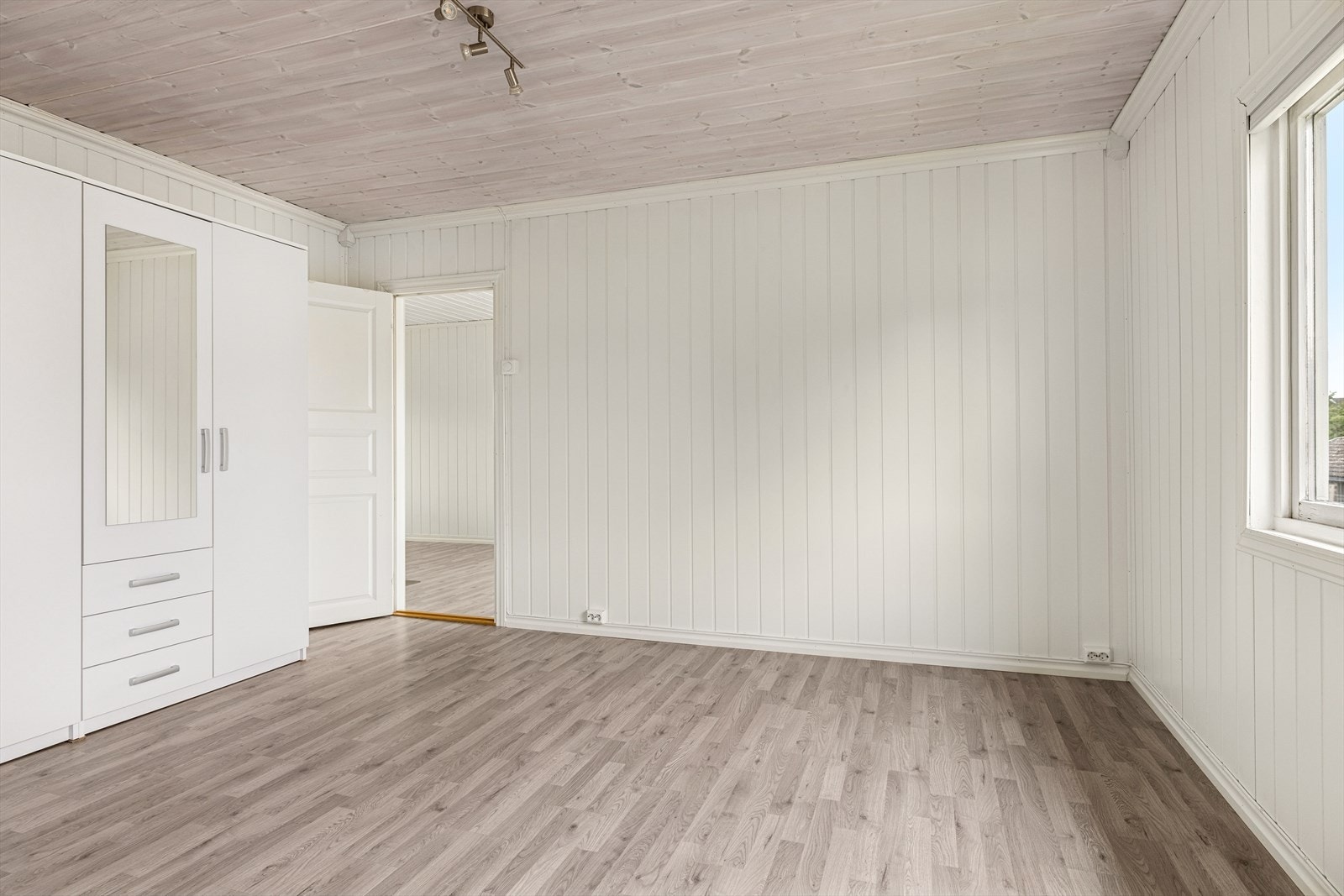 Soverom I med garderobeskap Galleribilde