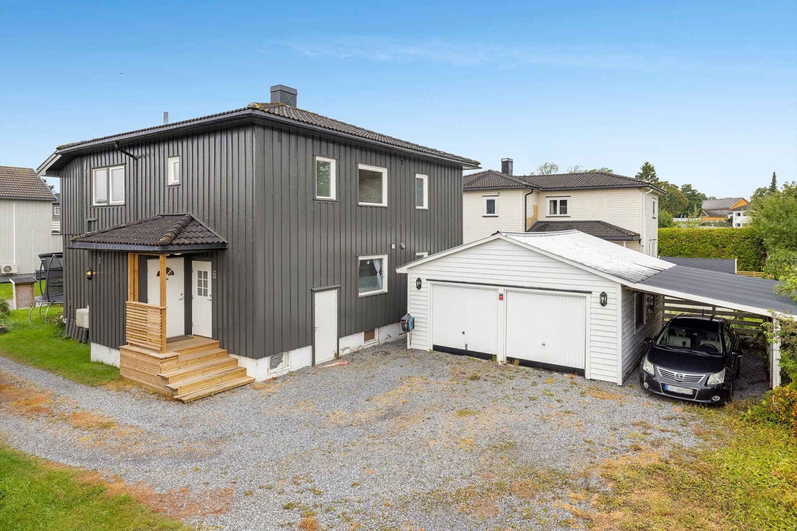 Boligen har garasje hvor leiligheten i andre etasje disponerer en av to plasser. Galleribilde