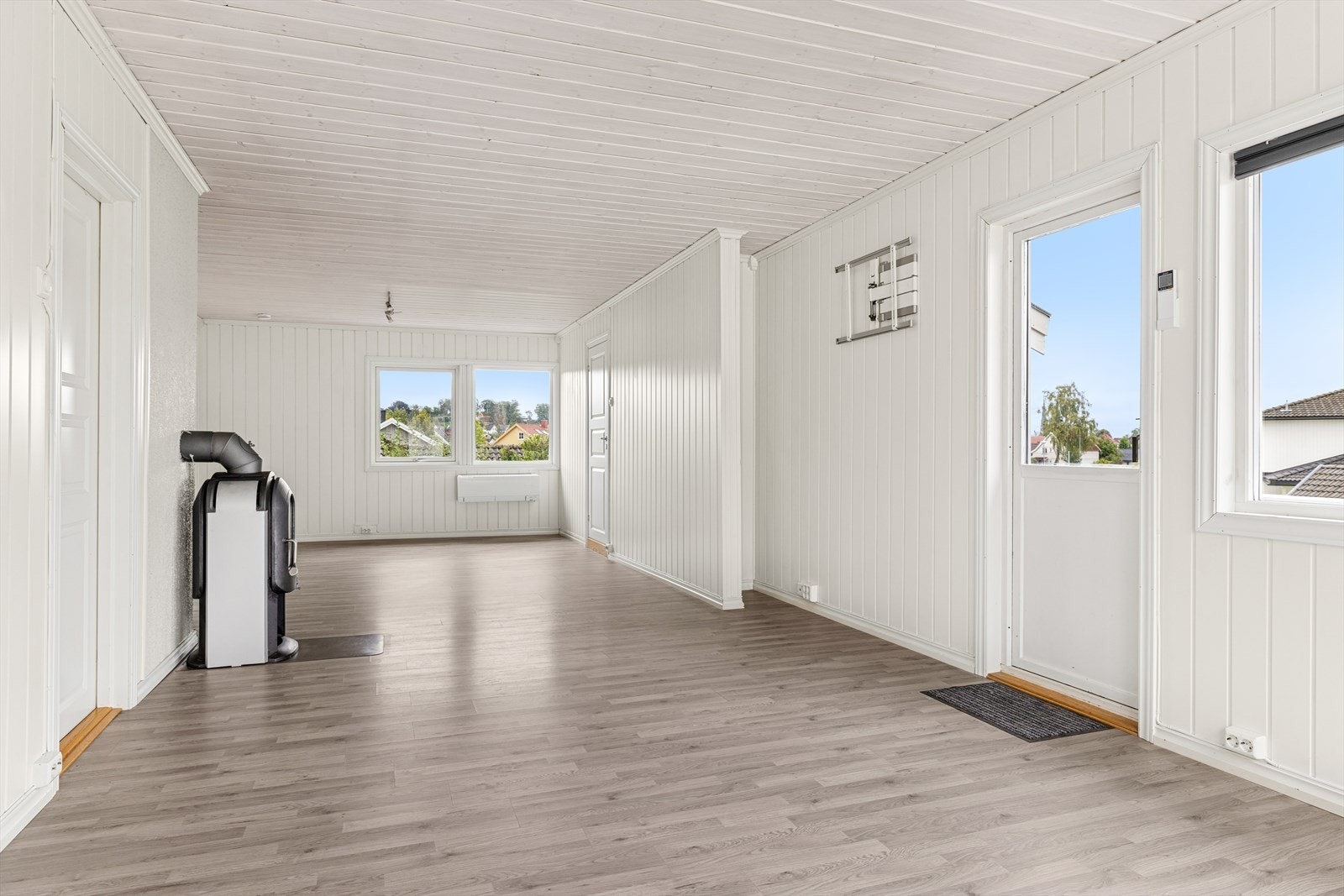 Stuen har utgang til balkong og gode lysflater Galleribilde