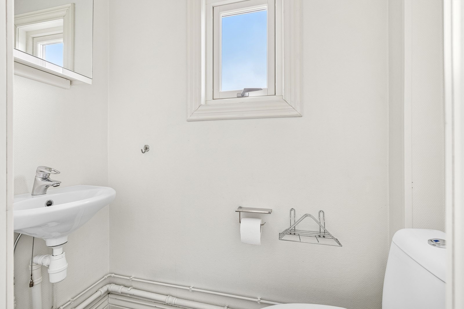 Toalettrom med vask og wc Galleribilde