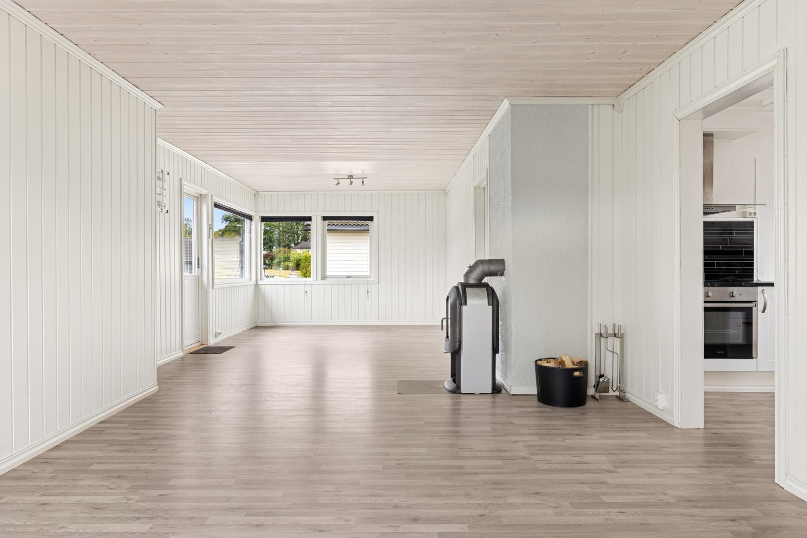 Stor og åpen spisestue/stue med mange møbleringsmuligheter Galleribilde