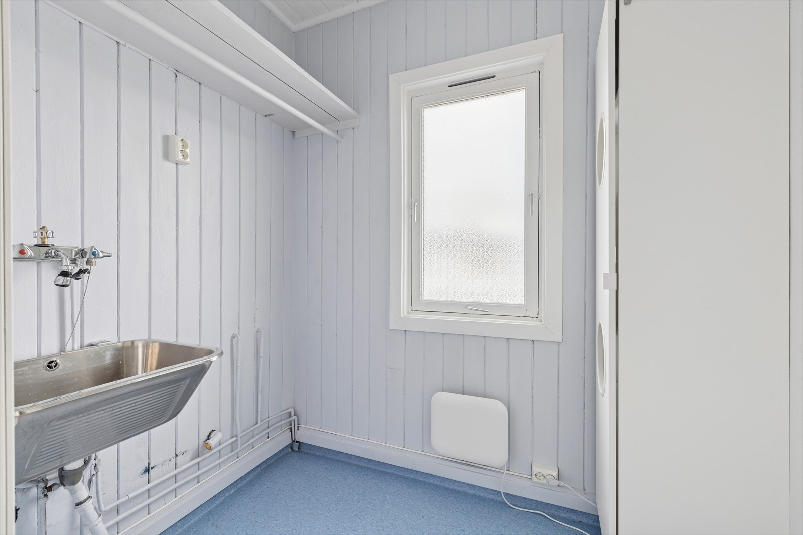 Vaskerom med opplegg for kum og opplegg for vaskemaskin Galleribilde