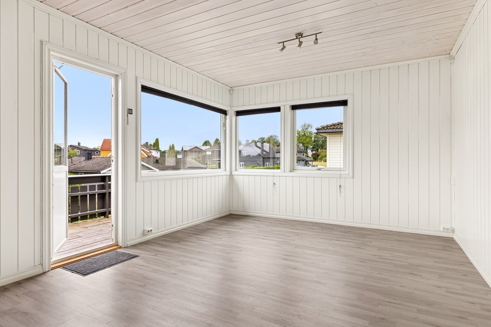 Stue med fin utsikt utover boligområdet nord i Skien Galleribilde