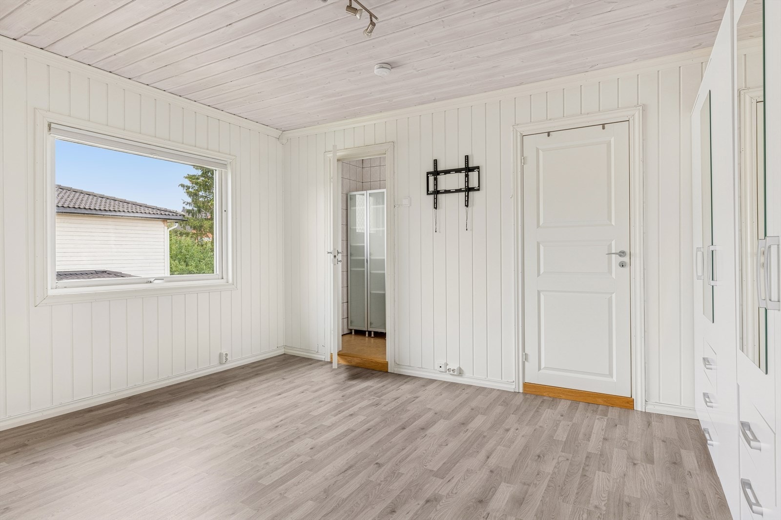 Soverom I med dør til baderom og vaskerom Galleribilde