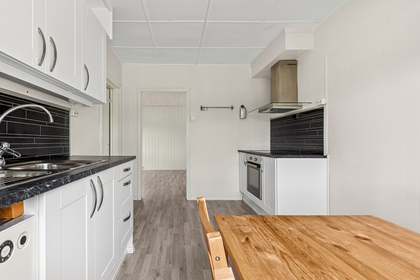 Integrert stekeovn og keramisk topp, oppvaskmaskin medfølger Galleribilde