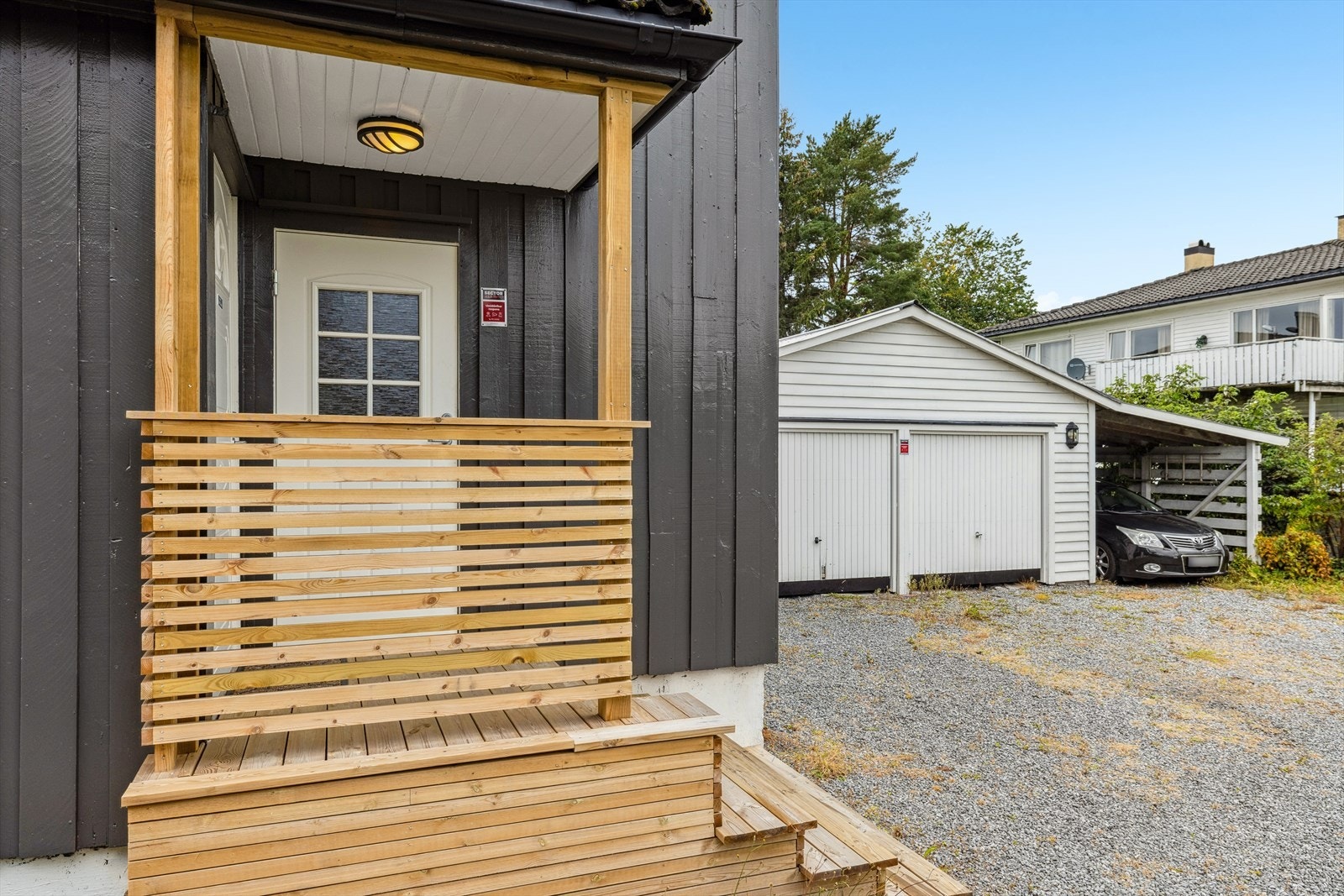 Velkommen inn via overbygget inngangsparti Galleribilde