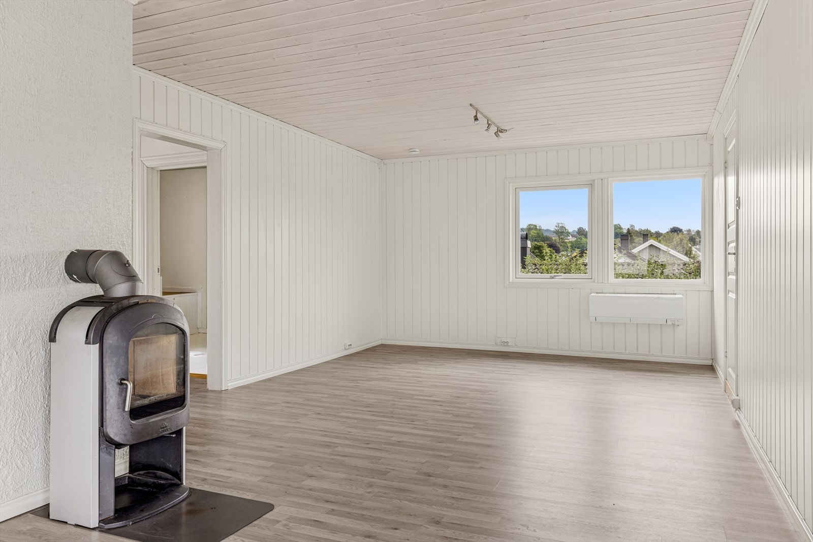 Vedovn og varmepumpe i stue Galleribilde
