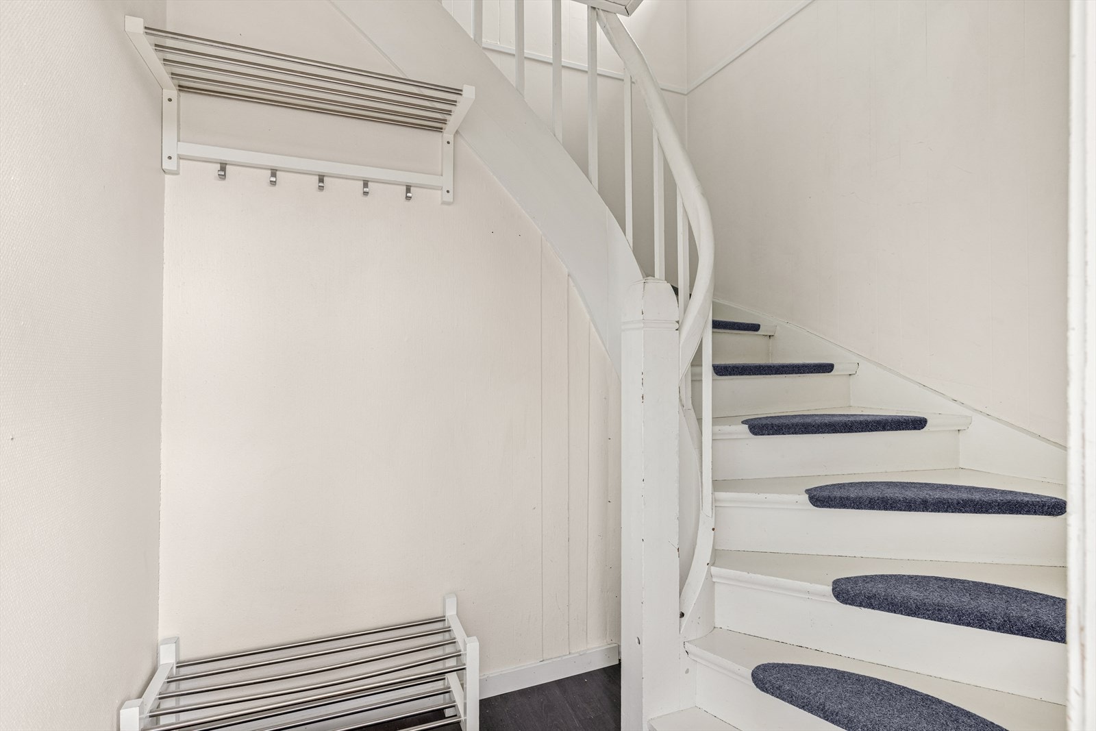 Fra inngangsdøreren til vindfang og videre trapp til leiligheten i andre etasje Galleribilde